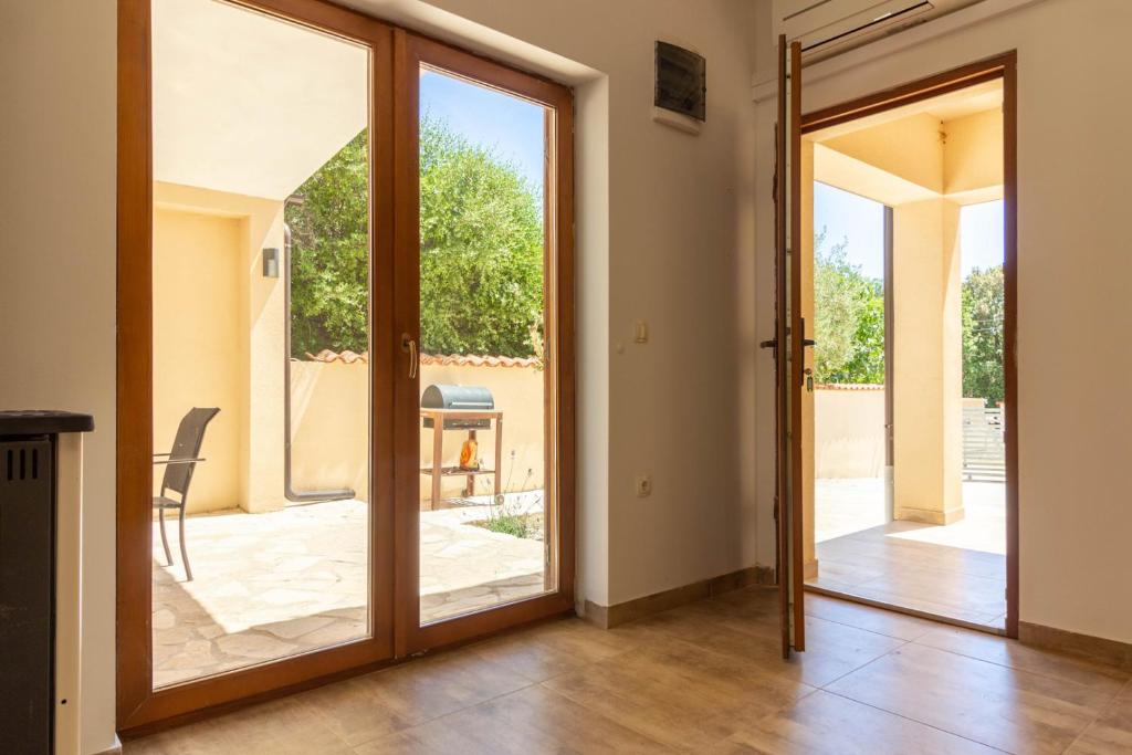 Balkon lub taras w obiekcie Beautiful villa Cissana with private pool near the beach