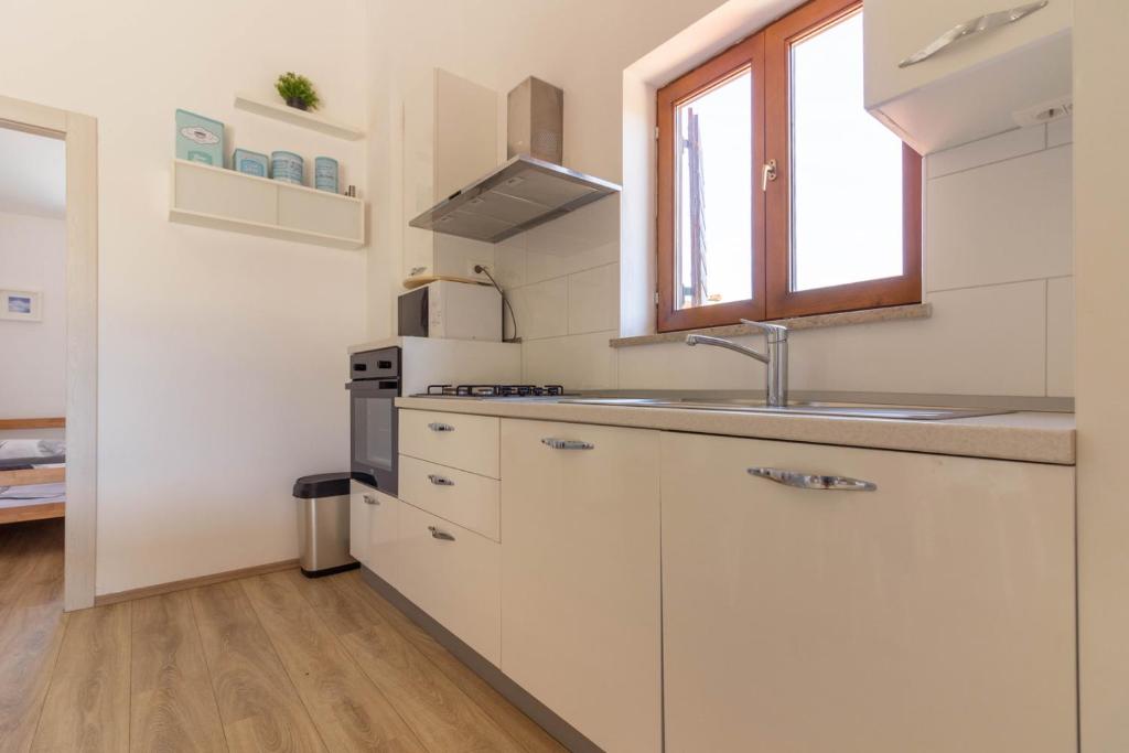 Kuchnia lub aneks kuchenny w obiekcie Beautiful villa Cissana with private pool near the beach