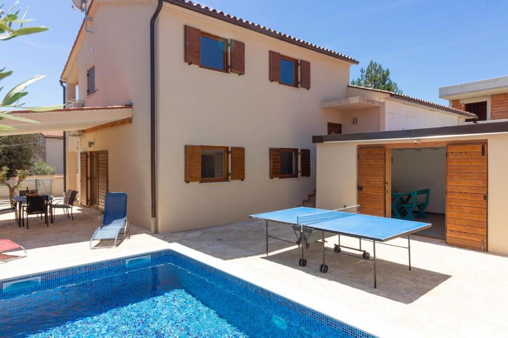 Basen w obiekcie Beautiful villa Cissana with private pool near the beach lub w pobliżu