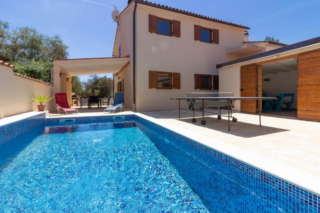 Basen w obiekcie Beautiful villa Cissana with private pool near the beach lub w pobliżu