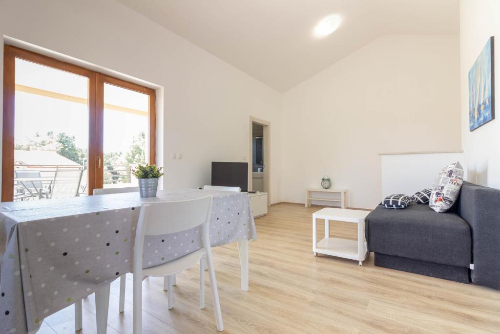 Telewizja i/lub zestaw kina domowego w obiekcie Beautiful villa Cissana with private pool near the beach