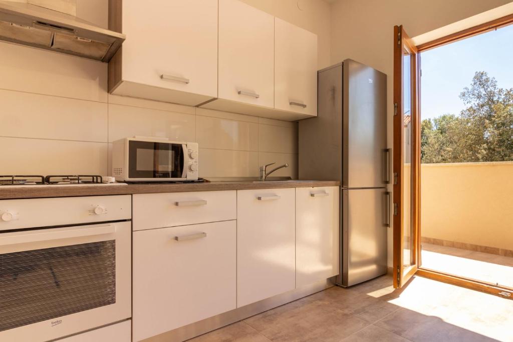 Kuchnia lub aneks kuchenny w obiekcie Beautiful villa Cissana with private pool near the beach