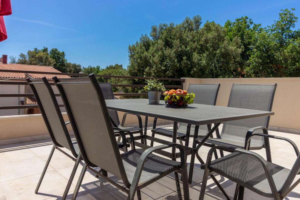 Balkon lub taras w obiekcie Beautiful villa Cissana with private pool near the beach