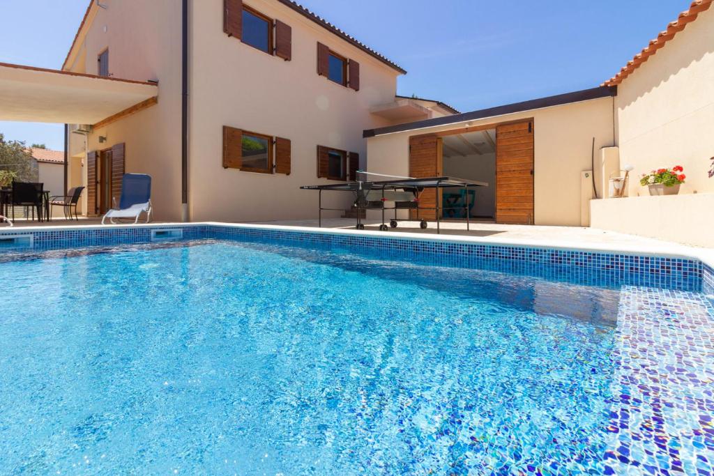 Basen w obiekcie Beautiful villa Cissana with private pool near the beach lub w pobliżu
