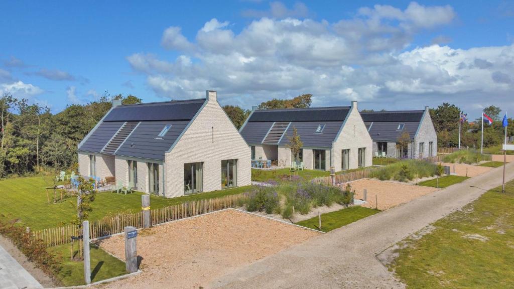 a row of houses with solar panels on their roofs at Callant's Oog in Callantsoog