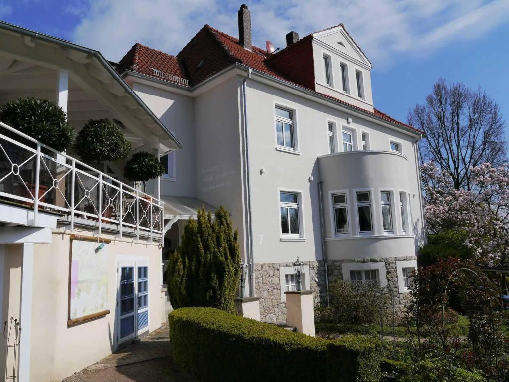 ein großes weißes Haus mit rotem Dach in der Unterkunft Böhler's Landgasthaus in Bad Driburg
