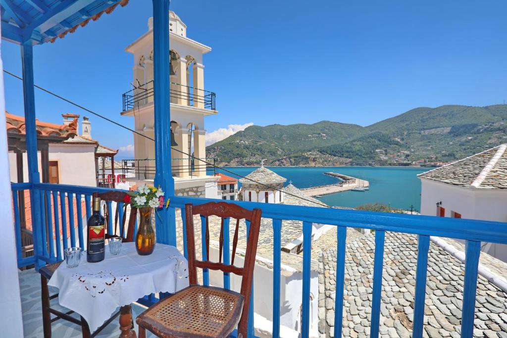 een tafel op een balkon met uitzicht op het water bij Skopelos house in Castle in Panormos Skopelos