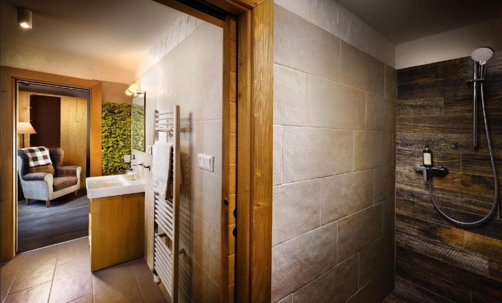 Koupelna v ubytování Chalet Jasná Wellness Apartment Saskia jacuzzi & sauna
