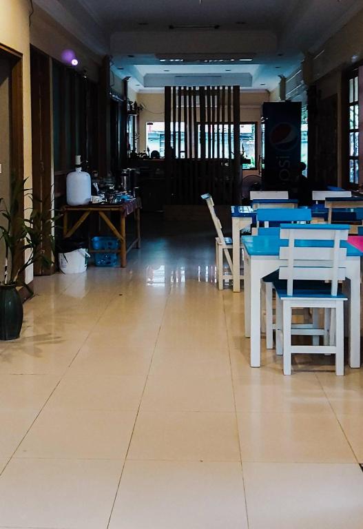 una stanza con tavoli e sedie di Mapping Hostel a Chiang Mai