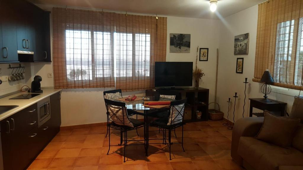 Kuchyňa alebo kuchynka v ubytovaní Isleta apartamento con terraza, vistas y WIFI