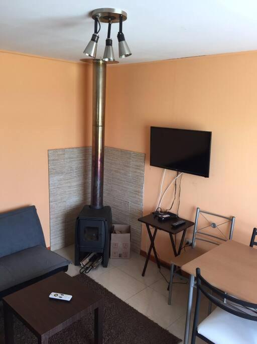 TV a/nebo společenská místnost v ubytování Cabañas Tinajas hidromasaje Chanlelfu