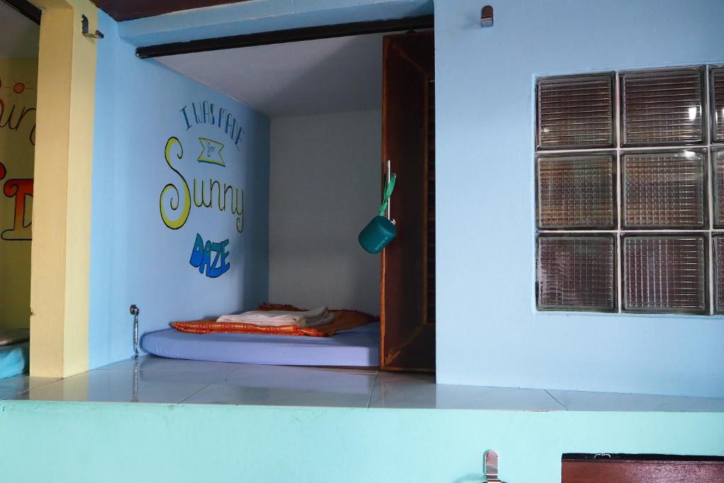 Postel nebo postele na pokoji v ubytování Sundaze Samet Hostel & Hangout