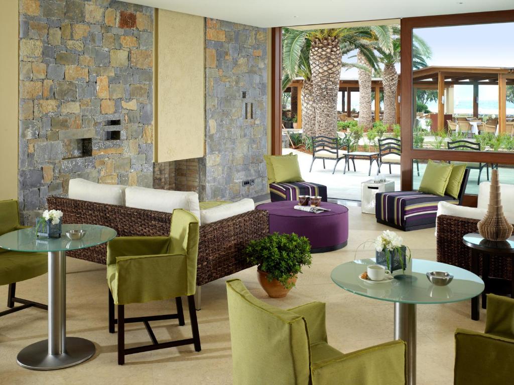 Posezení v ubytování Kernos Beach Hotel & Bungalows