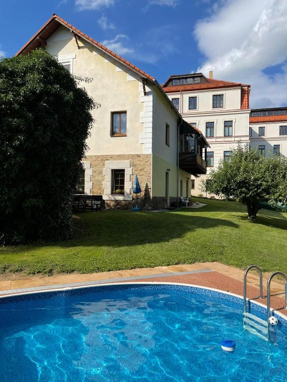 Bazén v ubytování Apartmán v Zahradní nebo v jeho okolí