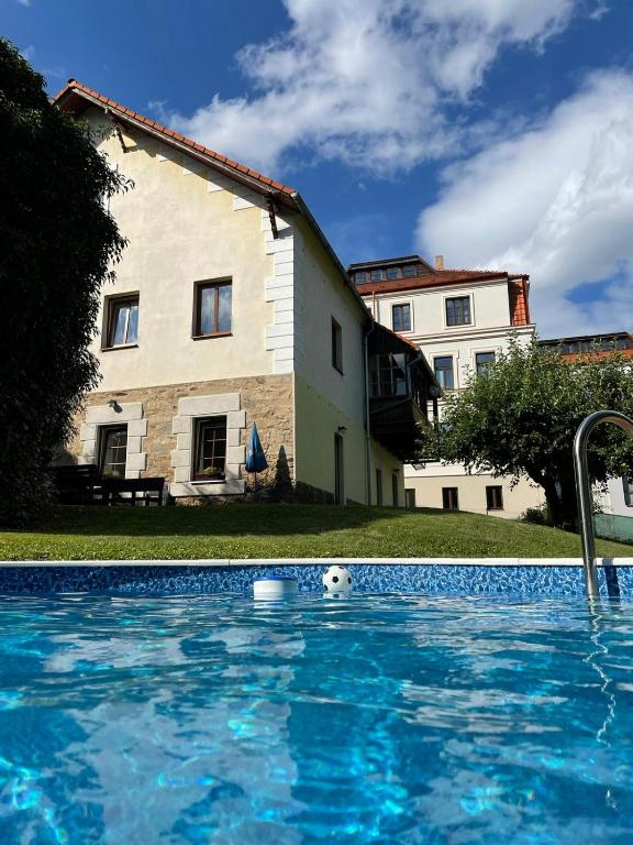 Bazén v ubytování Apartmán v Zahradní nebo v jeho okolí