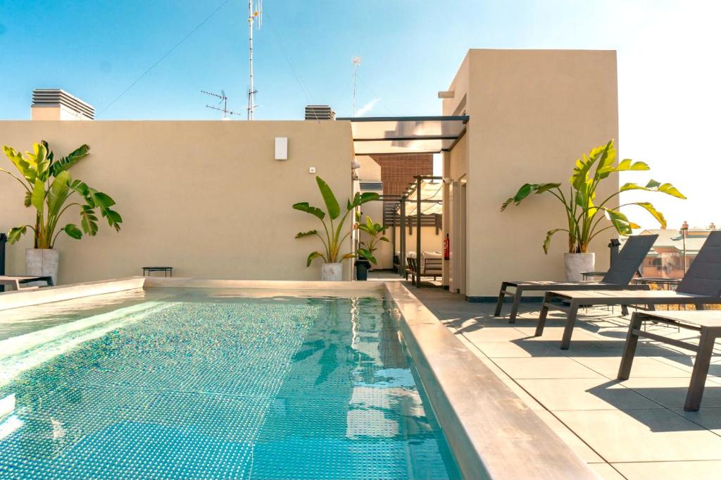 una piscina en la azotea de una casa en Valencia Luxury - Sea Port II, en Valencia