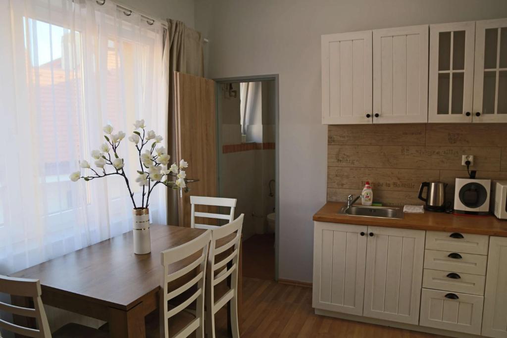 Kuchyň nebo kuchyňský kout v ubytování Charles Square Apartments