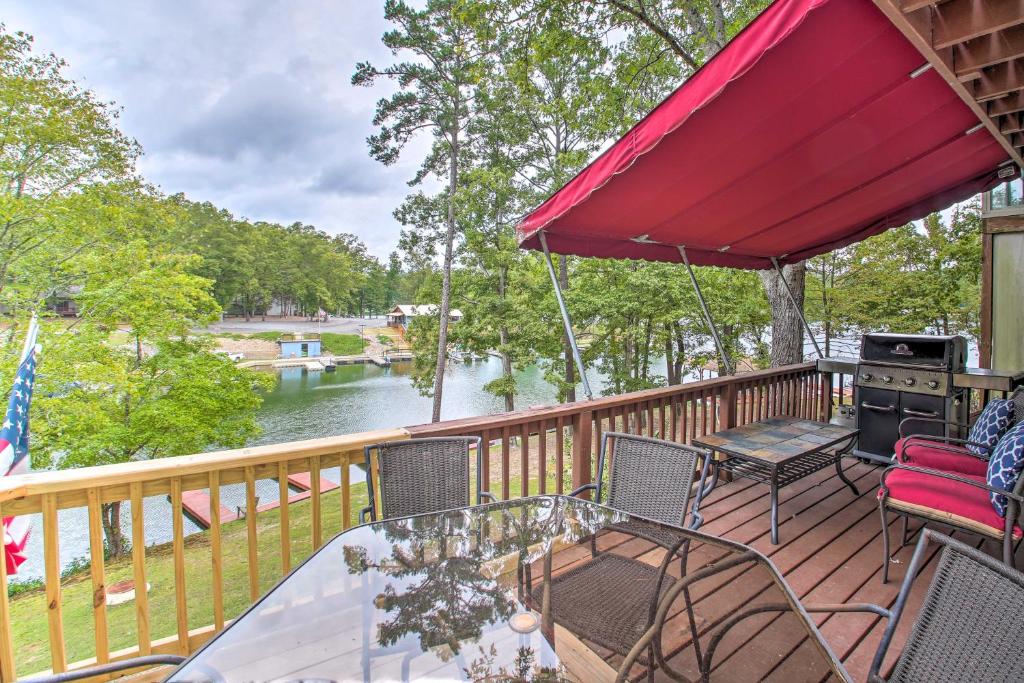 Hot Springs VillageにあるHot Springs Village Townhome on Lake Desoto!のデッキ(テーブル、椅子、グリル付)