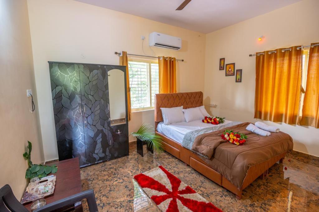 Ένα ή περισσότερα κρεβάτια σε δωμάτιο στο Saptami Hampi Homestay