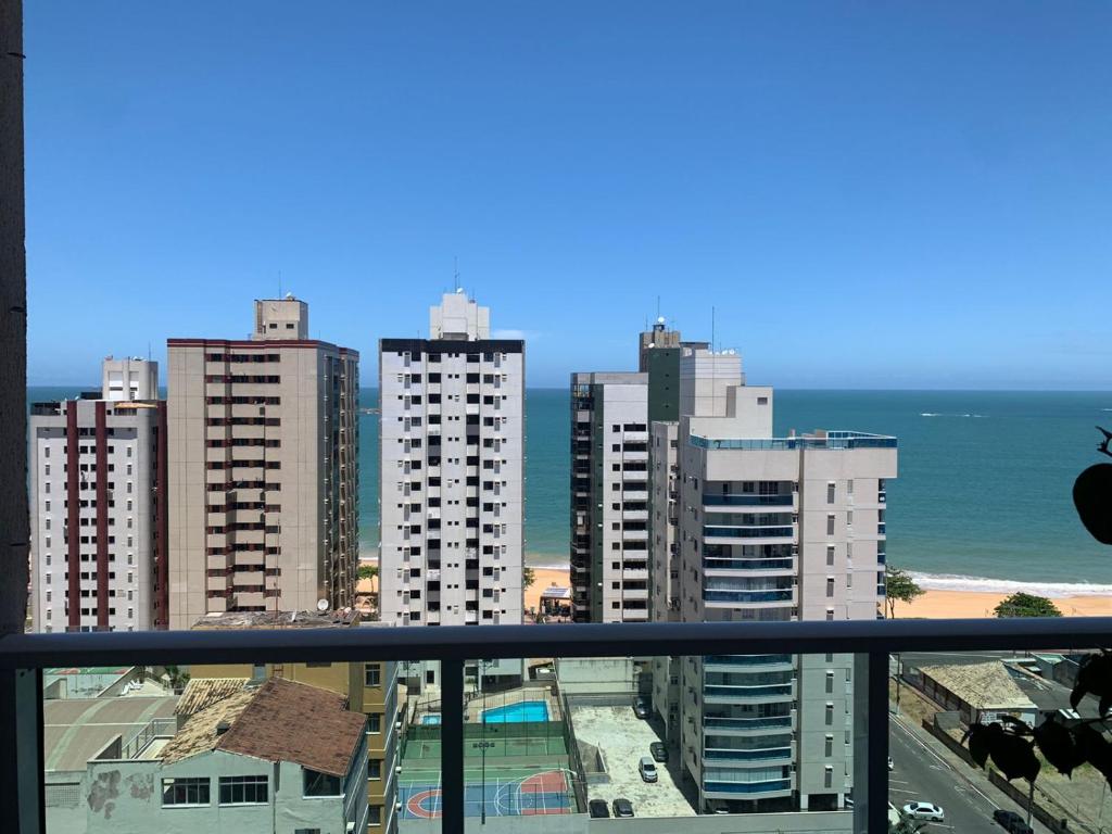 einen Balkon mit Stadtblick in der Unterkunft Apartamento 2 quartos Vista para o mar in Vila Velha