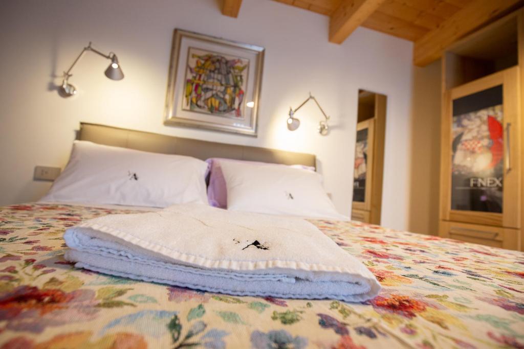 Postel nebo postele na pokoji v ubytování d'ARTEmisia Chambres d'hôtes