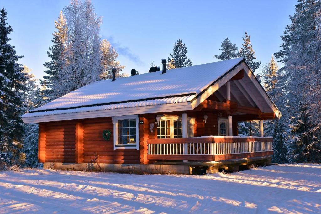 SyöteにあるPeikonpesäの雪の森の丸太小屋