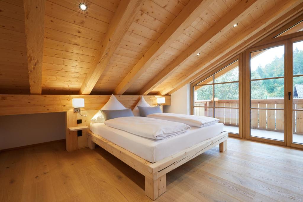 Postel nebo postele na pokoji v ubytování Zugspitzerei - Premium Chalet Ferienwohnungen