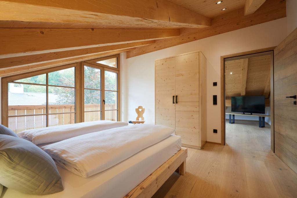 Postel nebo postele na pokoji v ubytování Zugspitzerei - Premium Chalet Ferienwohnungen