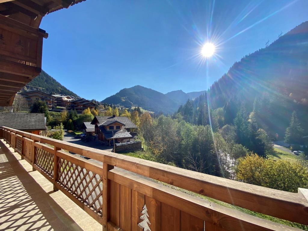 a balcony with a view of the mountains at Chalet les Noisetiers in Châtel