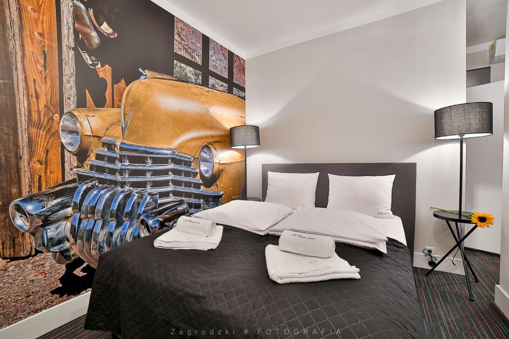 Saint Thomas Corner - by Upstairs - Resim 25