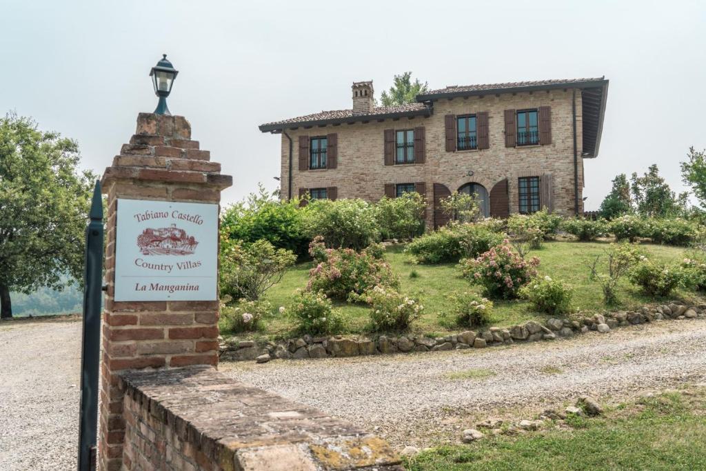 サルソマッジョーレ・テルメにあるVilla Manganina - Tabiano Castle Country Villasの前に看板がある家