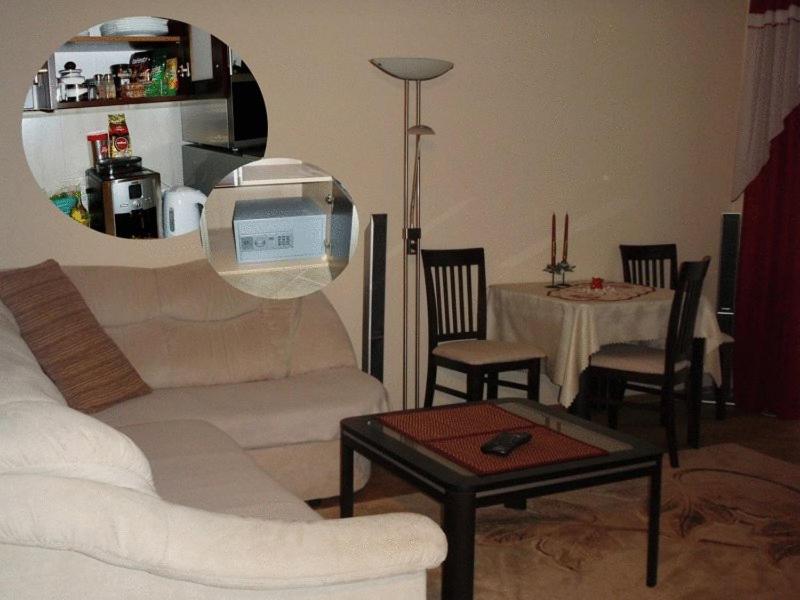 uma sala de estar com um sofá e uma mesa em Luksusowe Apartamenty Łódź em Lódź