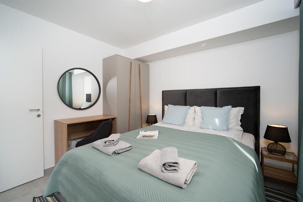 Postel nebo postele na pokoji v ubytování Apartments Palma Rabac