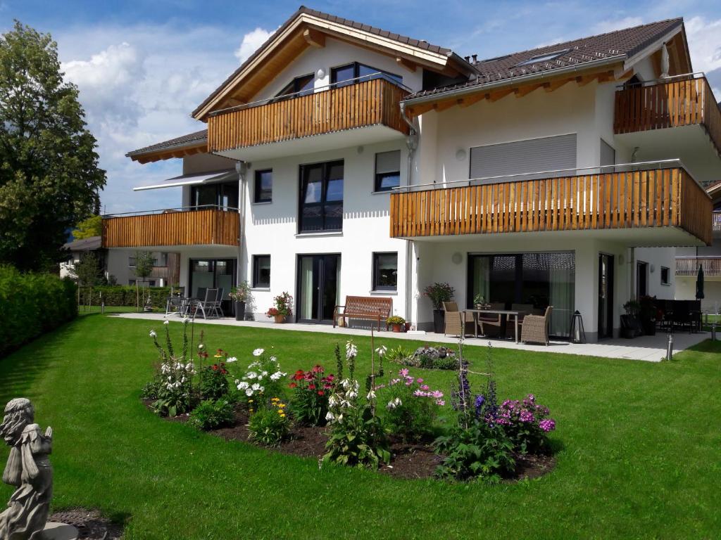 una casa con un patio con flores en Ferienwohnung Blickfang en Garmisch-Partenkirchen