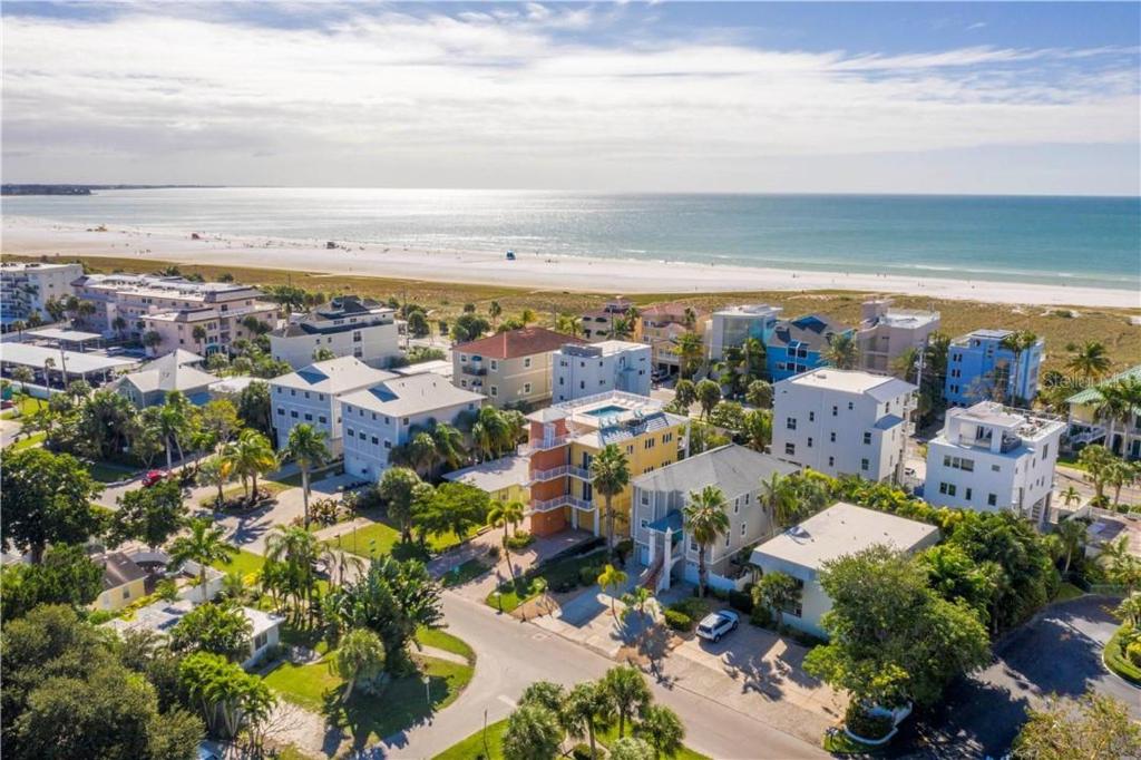 een luchtzicht op een strand met condo's bij A Somewhere is Here in Siesta Key