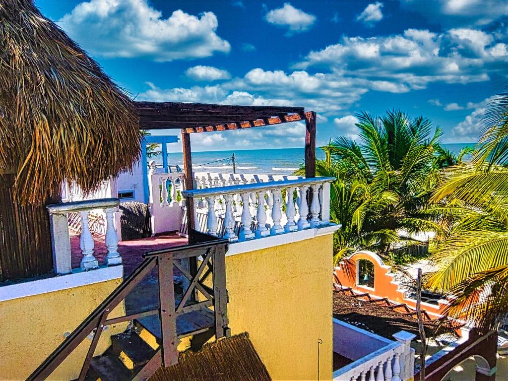 een balkon van een huis met uitzicht op het strand bij Beachfront Casa Maya Lodge in El Cuyo