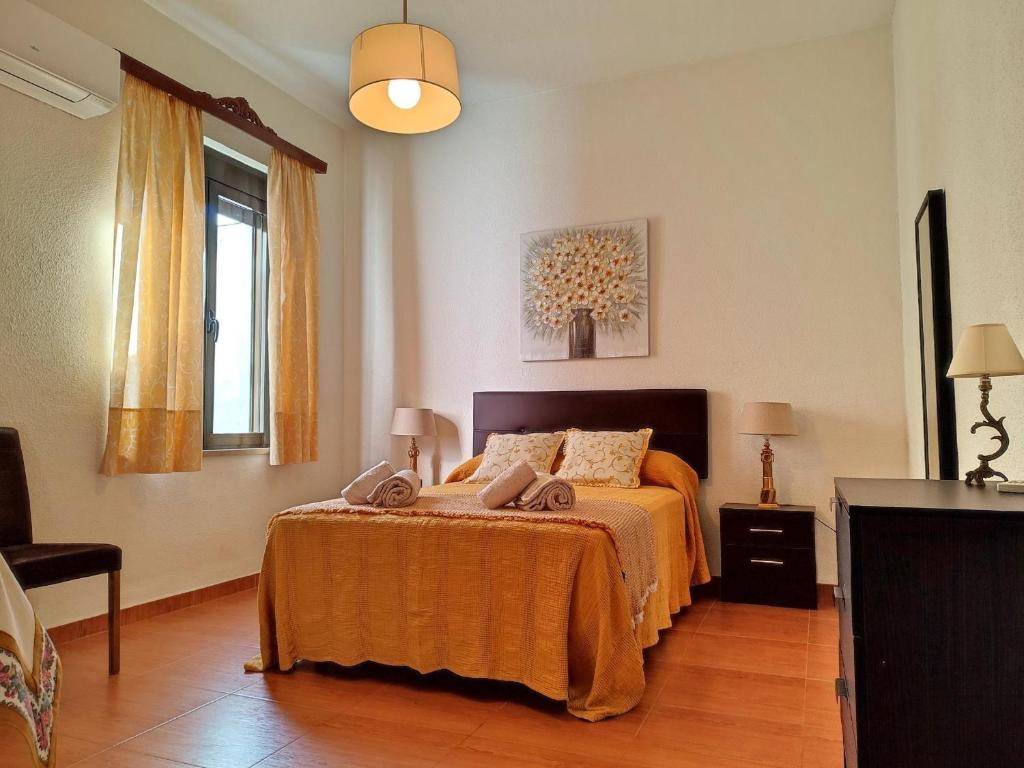 - une chambre avec un lit et une couverture orange dans l'établissement Eduardo Lucena 5, Casco Histórico, à Cordoue