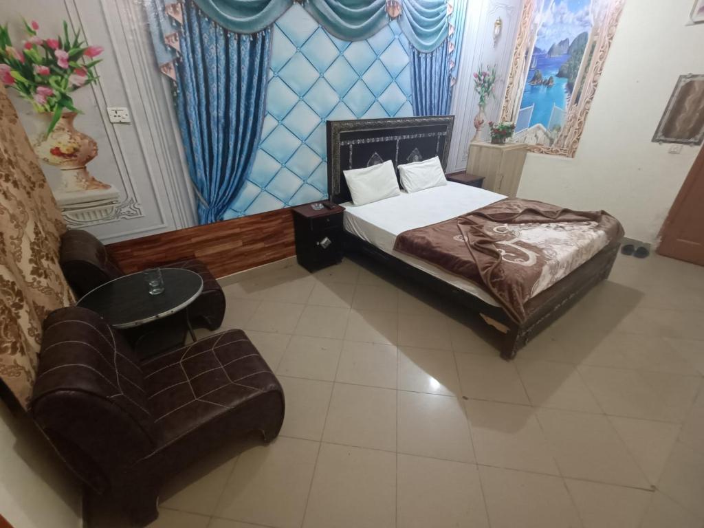 Cama o camas de una habitación en New Hajveri Hotel Lahore
