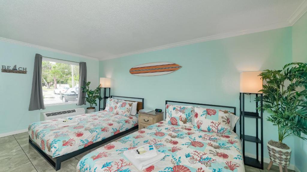 - une chambre avec 2 lits et une fenêtre dans l'établissement Heated Pool, Huge TV, Waterfront Tiki Bar & Grill, Close to Beaches, à Sarasota