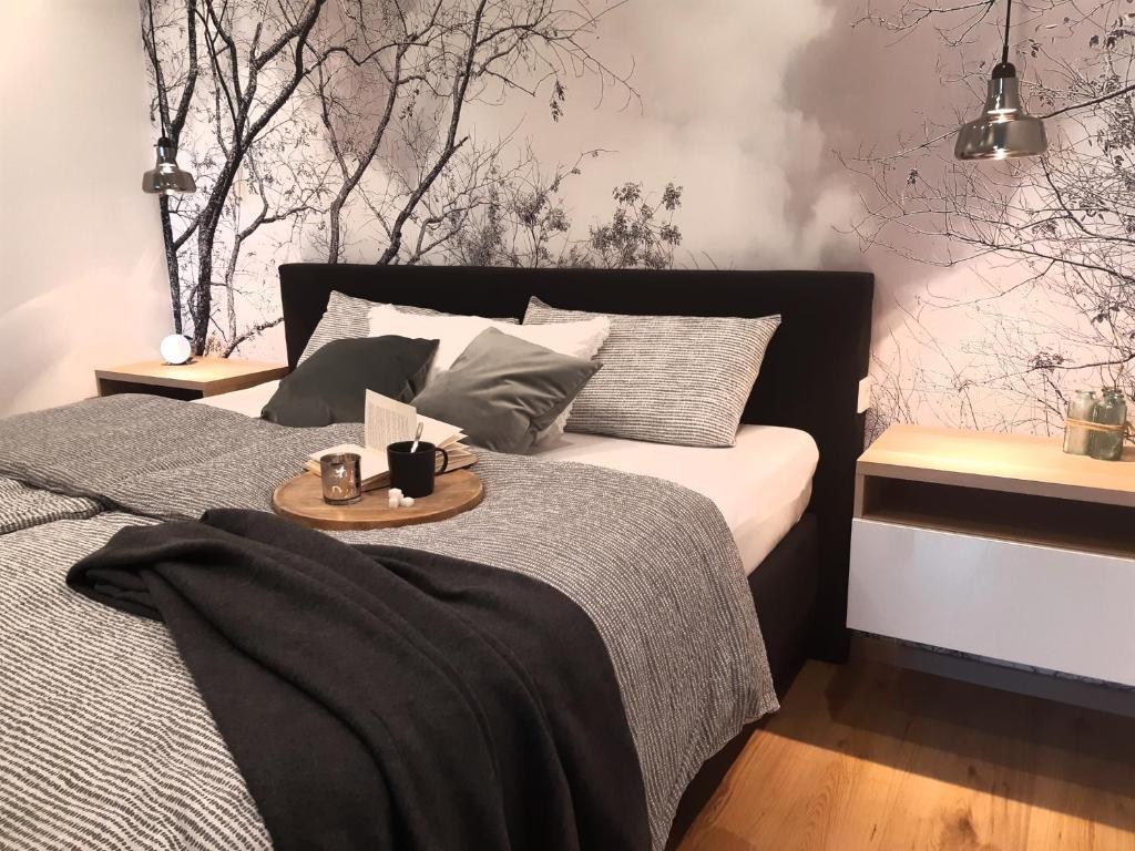 Un dormitorio con una cama y una bandeja. en Baumkrone, en Altenau