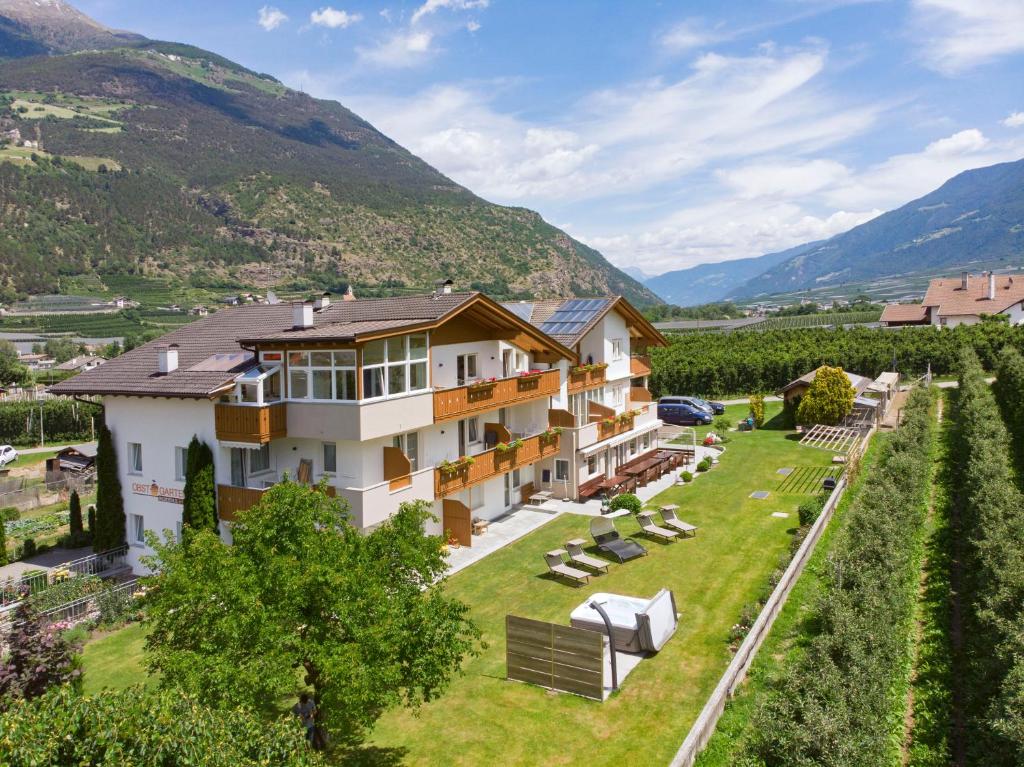 una vista aérea de una casa con un gran patio en Residence Obstgarten, en Coldrano