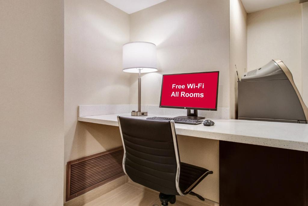 TV a/nebo společenská místnost v ubytování Red Roof Inn PLUS+ Dallas - Addison