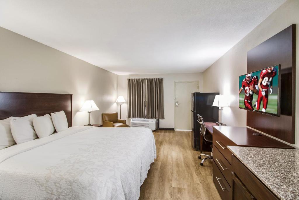 Postel nebo postele na pokoji v ubytování Red Roof Inn PLUS+ Dallas - Addison