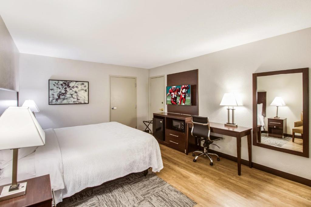 Postel nebo postele na pokoji v ubytování Red Roof Inn PLUS+ Dallas - Addison