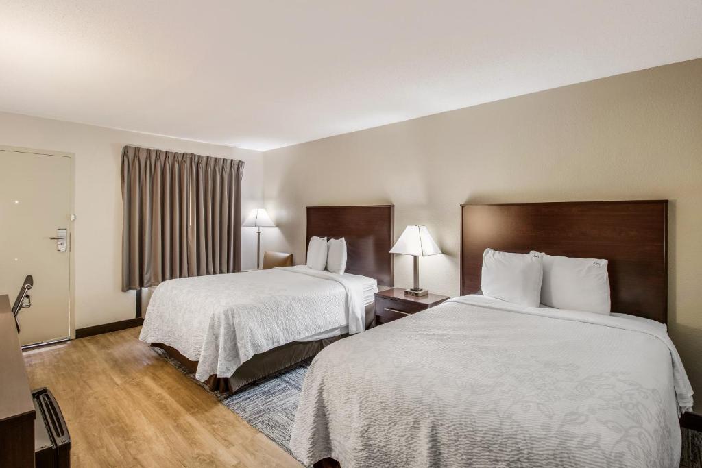 Postel nebo postele na pokoji v ubytování Red Roof Inn PLUS+ Dallas - Addison