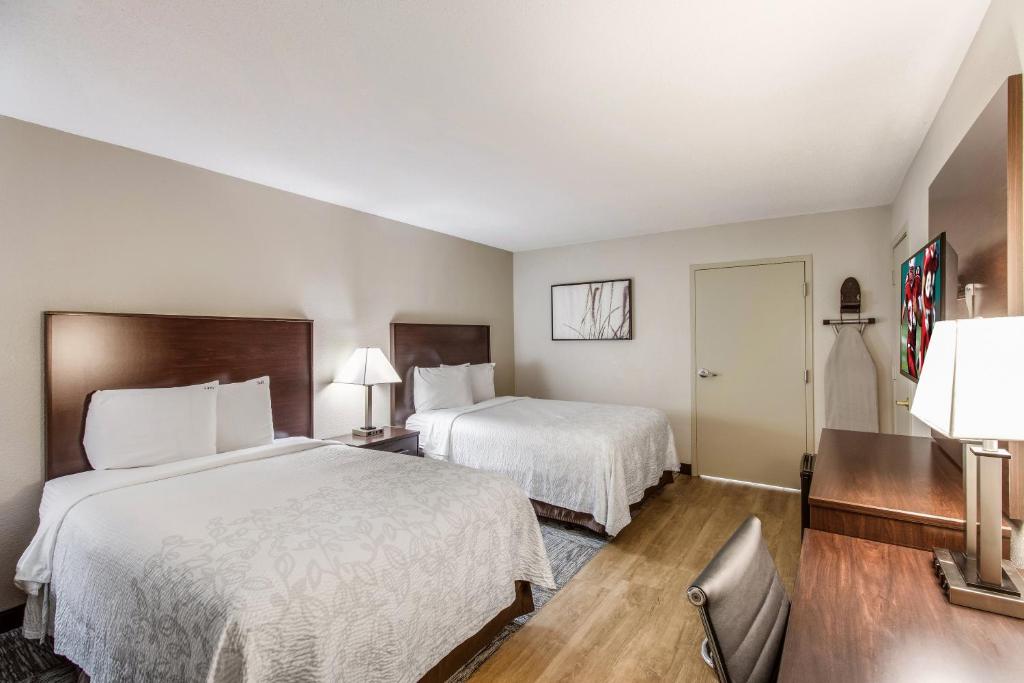 Postel nebo postele na pokoji v ubytování Red Roof Inn PLUS+ Dallas - Addison