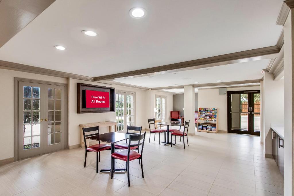 Posezení v ubytování Red Roof Inn PLUS+ Dallas - Addison