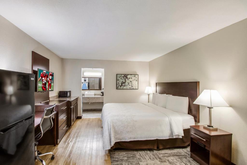 Postel nebo postele na pokoji v ubytování Red Roof Inn PLUS+ Dallas - Addison