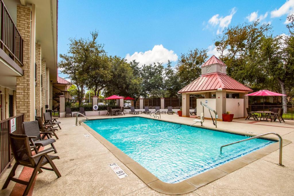 Bazén v ubytování Red Roof Inn PLUS+ Dallas - Addison nebo v jeho okolí
