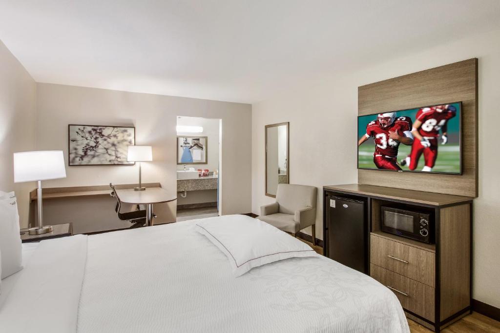 Postel nebo postele na pokoji v ubytování Red Roof Inn PLUS+ Dallas - Addison